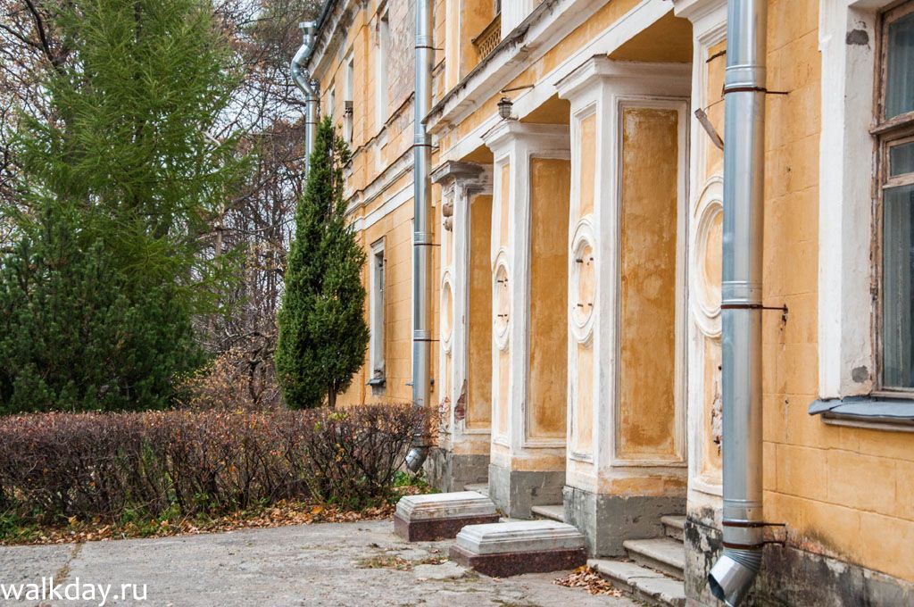 Крыльцо корпуса. Гофмейстерский корпус.