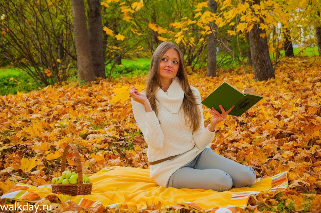 Книга, кстати, не совсем для антуражу :))) Я действительно перечитывала на тот момент «Айвенго» Осенняя фотосессия в парке Сергиевка.