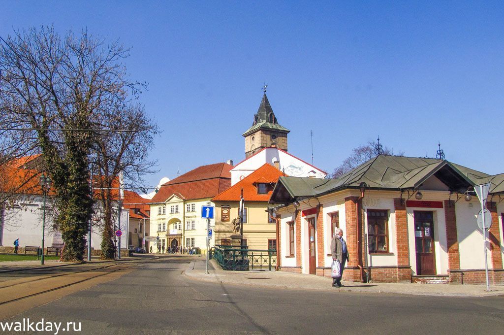 Одна из улиц города. Одна из улиц города.