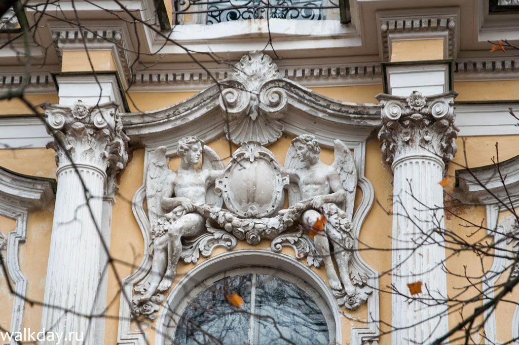 Старинная лепнина над окнами. Старинная лепнина над окнами.