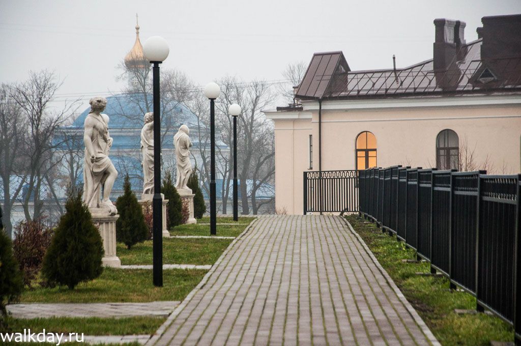 Скульптуры на заднем дворе выставочного центра Эрмитаж-Выборг. Скульптуры на заднем дворе выставочного центра Эрмитаж-Выборг.