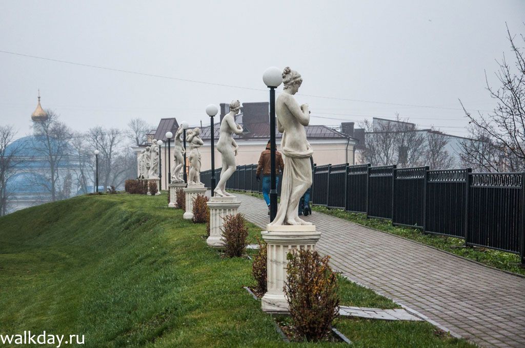 Скульптуры во дворе выставочного центра Скульптуры на заднем дворе выставочного центра Эрмитаж-Выборг.