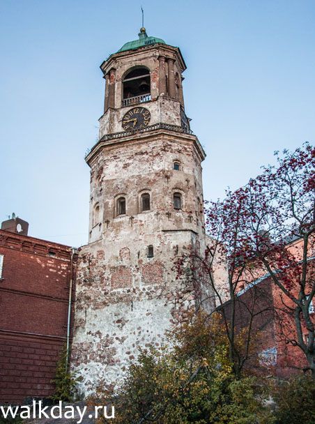 Часовая башня и старинные часы в Выборге. Часовая башня со старинными часами в Выборге