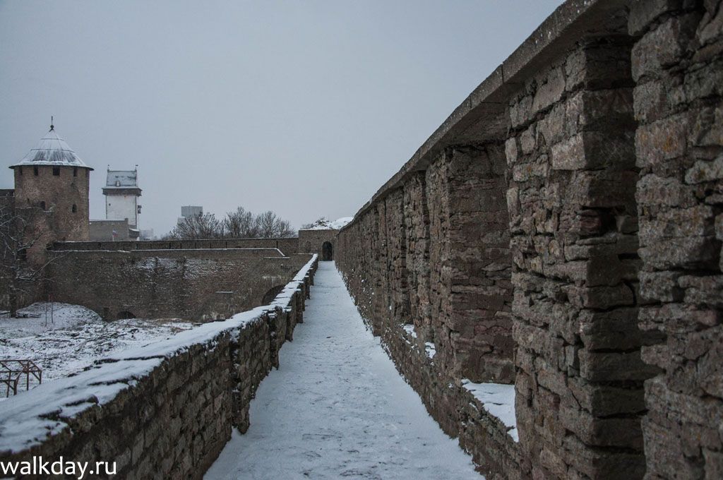 Одна из стен крепости. Одна из стен Ивангородской крепости.