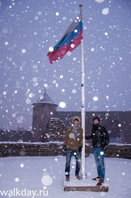 Ну а что, вполне себе торжественно получилось Флаг на Пороховой башне Ивангородской крепости.