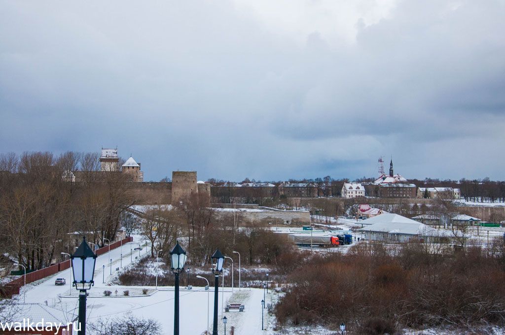 Спуск к Ивангородской крепости. Вид на Ивангородскую крепость.