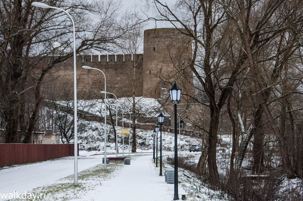 Еще чуть-чуть пройти по тротуару и мы на месте. Тротуар перед Ивангородской крепостью