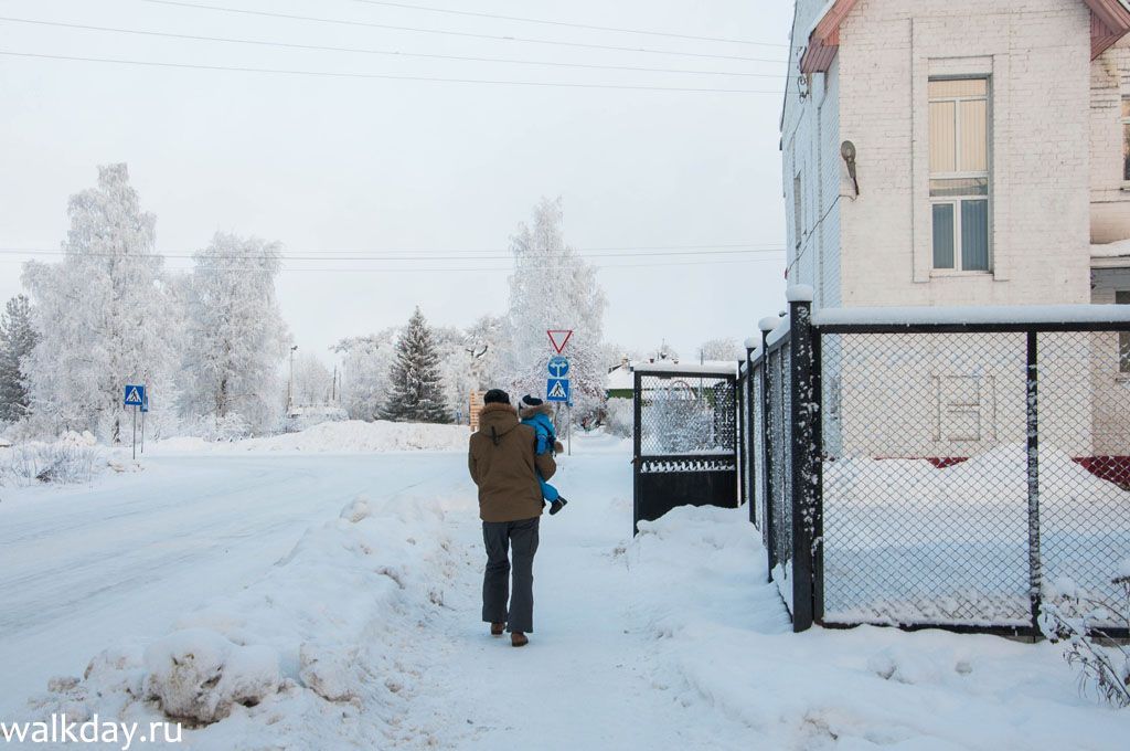 Папа с Демой спешат на горку. Папа с Демой спешат на горку.
