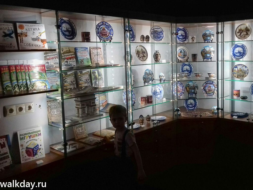 Сувенирная лавка. Цены тоже сувенирные, разумеется Сувенирная лавка. Цены тоже сувенирные, разумеется